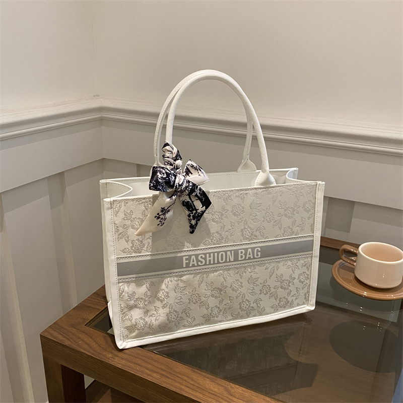 Luxury Elegant Women Tote Bag  - Leatherwork Letters 评论和价格